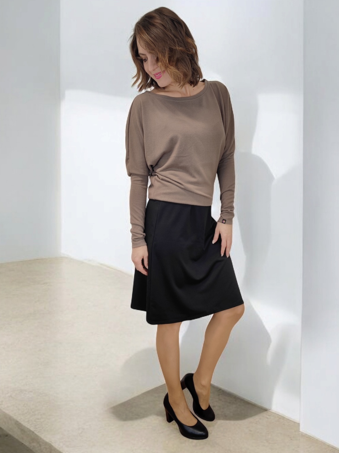 Černá áčková sukně do pasu je nadčasový základ šatníku, který snadno zkombinujete do elegantního i volnočasového outfitu